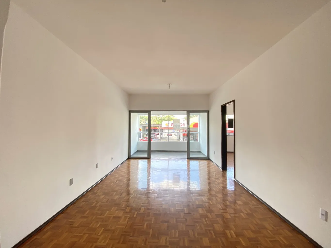 Sala comercial com 80m, no segundo pavimento, dividida em 03 salas, um banheiro social e 01 vaga de garagem coberta, ao lado do prédio há uma rua que poderá servir como estacionamento rotativo para seus clientes! — foto 3