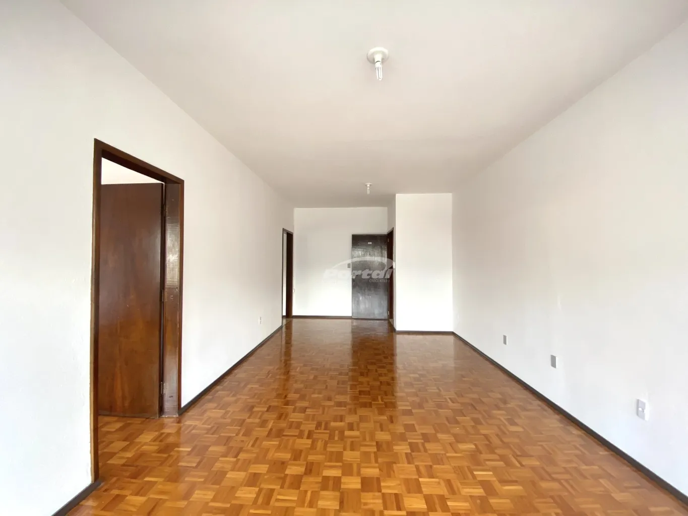 Sala comercial com 80m, no segundo pavimento, dividida em 03 salas, um banheiro social e 01 vaga de garagem coberta, ao lado do prédio há uma rua que poderá servir como estacionamento rotativo para seus clientes! — foto 4
