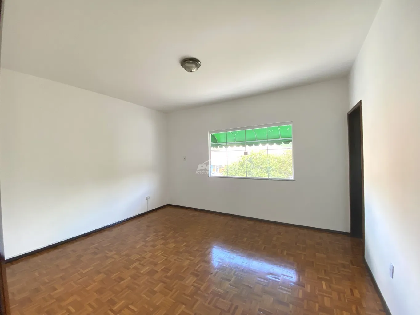 Sala comercial com 80m, no segundo pavimento, dividida em 03 salas, um banheiro social e 01 vaga de garagem coberta, ao lado do prédio há uma rua que poderá servir como estacionamento rotativo para seus clientes! — foto 5