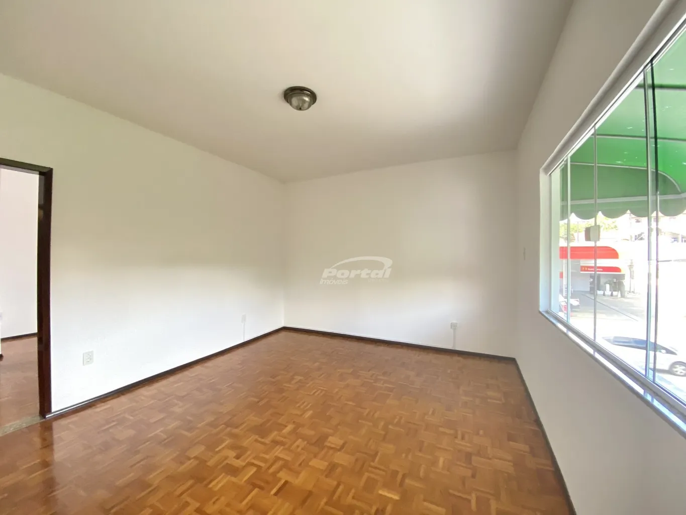 Sala comercial com 80m, no segundo pavimento, dividida em 03 salas, um banheiro social e 01 vaga de garagem coberta, ao lado do prédio há uma rua que poderá servir como estacionamento rotativo para seus clientes! — foto 6
