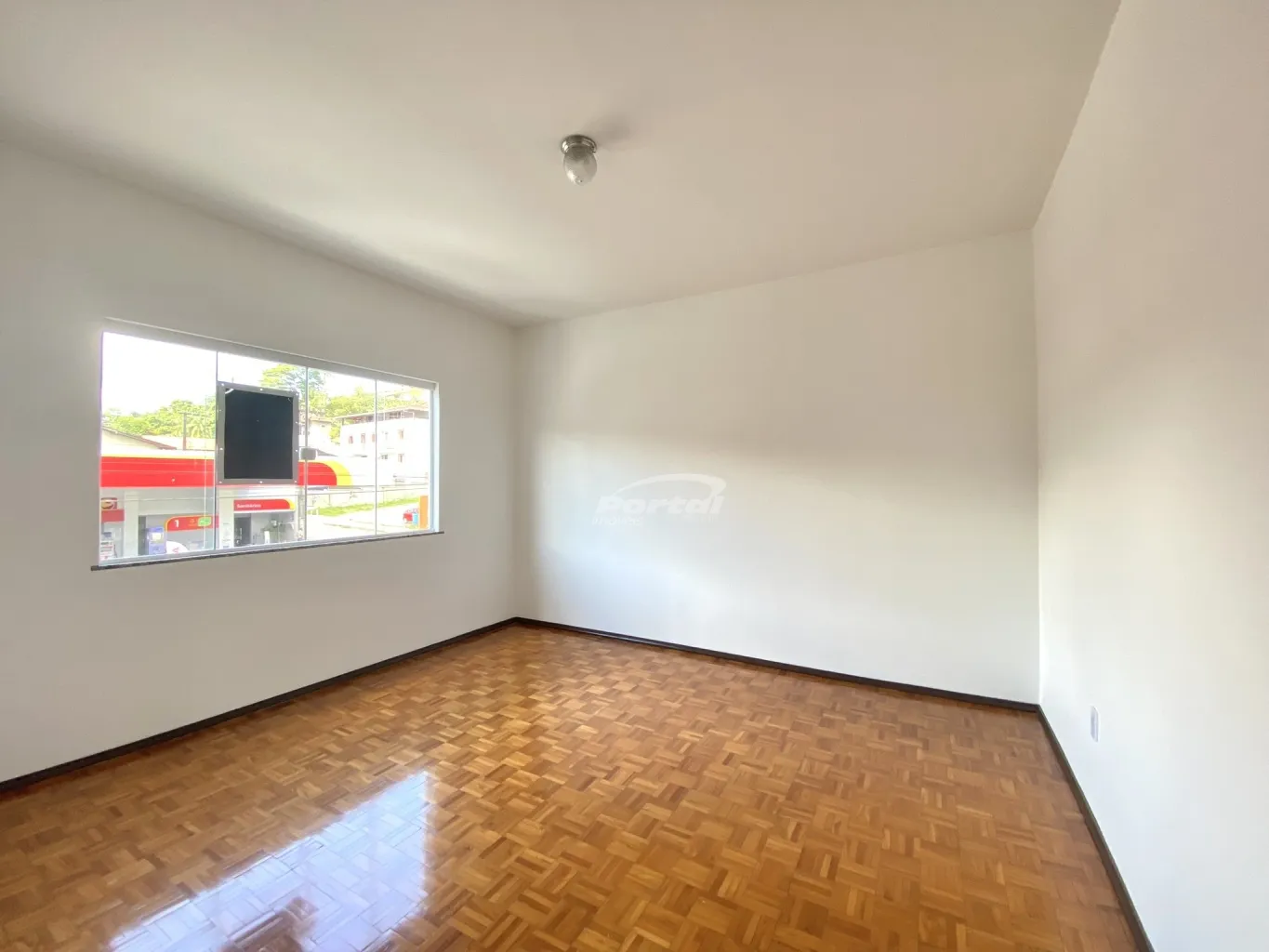Sala comercial com 80m, no segundo pavimento, dividida em 03 salas, um banheiro social e 01 vaga de garagem coberta, ao lado do prédio há uma rua que poderá servir como estacionamento rotativo para seus clientes! — foto 7