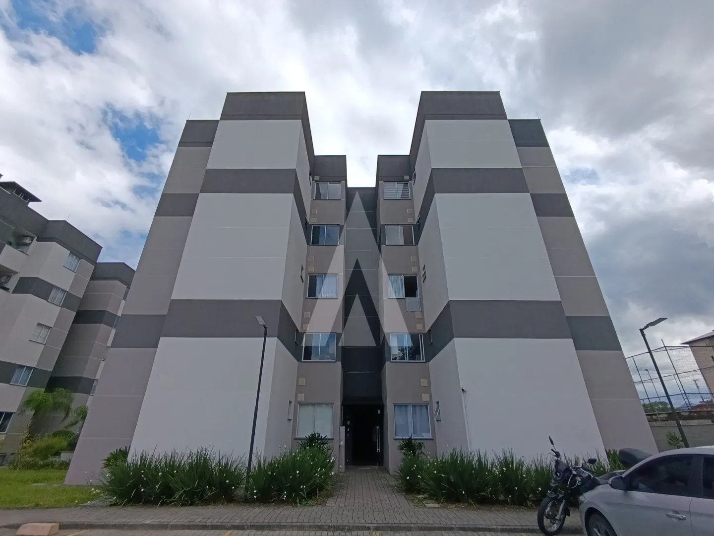 Apartamento com 02 quartos, cozinha com armários e 01 vaga de garagem localizado em Pirabeiraba. - foto 1