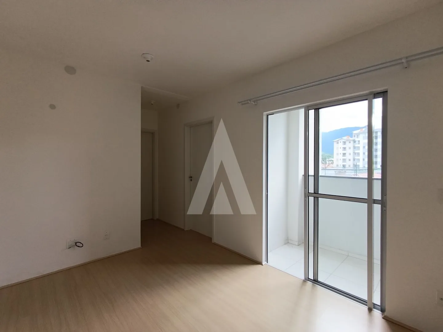 Apartamento com 02 quartos, cozinha com armários e 01 vaga de garagem localizado em Pirabeiraba. — foto 2