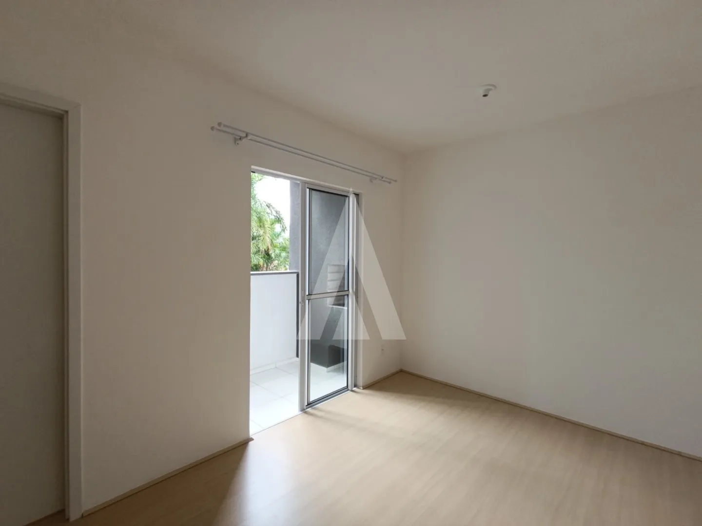 Apartamento com 02 quartos, cozinha com armários e 01 vaga de garagem localizado em Pirabeiraba. — foto 3