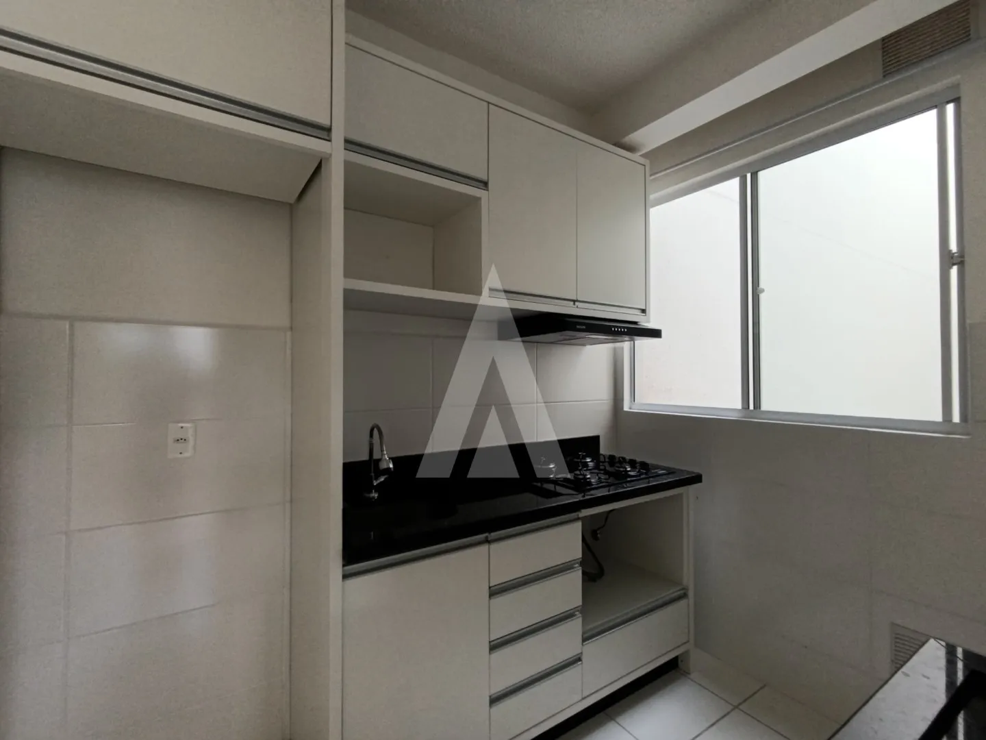 Apartamento com 02 quartos, cozinha com armários e 01 vaga de garagem localizado em Pirabeiraba. — foto 6