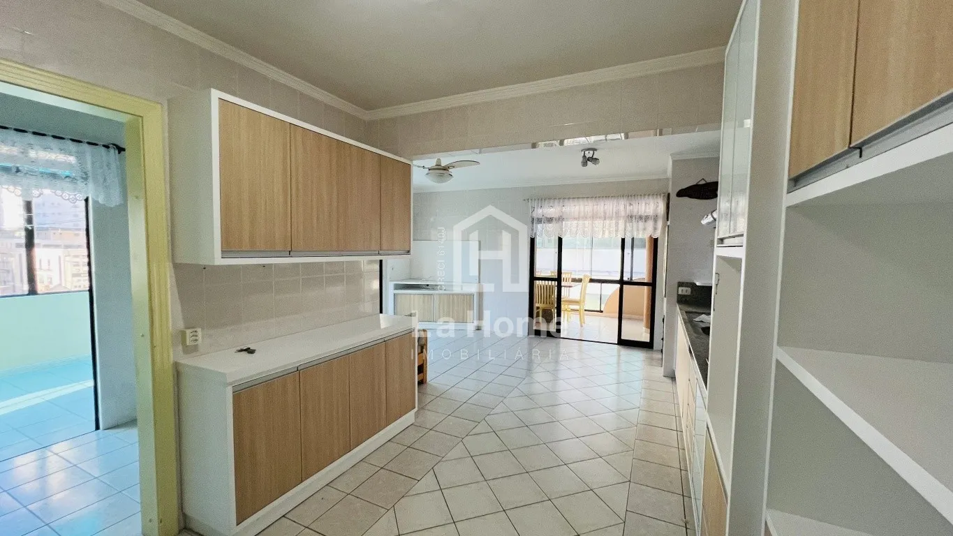 Cobertura com 4 dormitórios sendo 01 suíte à venda no Centro de Itapema. — foto 3