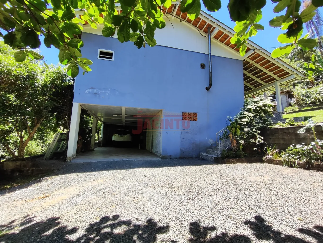 Casa envolta de uma natureza exuberante, em um terreno de 3.808 m, bem próximo ao Norte Shopping e Shopping do Carro. — foto 3
