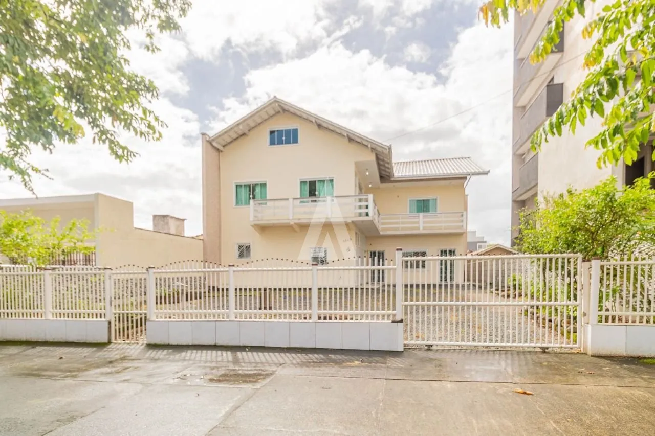 Sobrado com 1 suíte(s) mais 1 quarto(s) à venda no bairro Bucarein em Joinville, por R$ 1.388.000.00. — foto 2