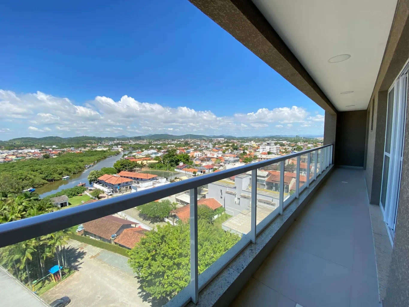 Excelente apartamento com vista mar e rio no Centro de Balneário Piçarras! - foto 1