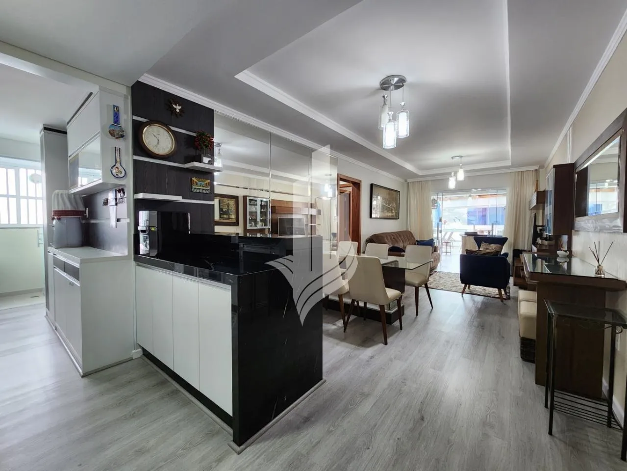 Apartamento Mobiliado e Decorado, pronto para morar com 236m de área privativa a 80m da praia e vista mar. — foto 3