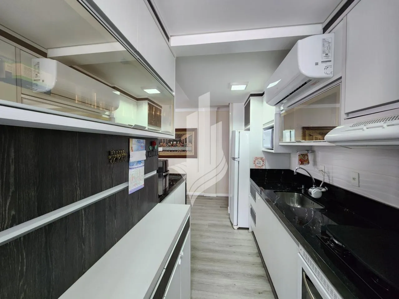 Apartamento Mobiliado e Decorado, pronto para morar com 236m de área privativa a 80m da praia e vista mar. — foto 4