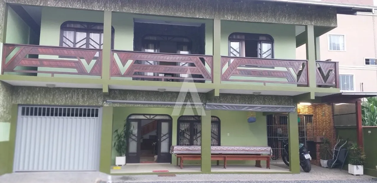 Sobrado com 1 suíte(s) mais 5 quarto(s) à venda no bairro Boa Vista em Joinville, por R$ 848.000.00. — foto 2