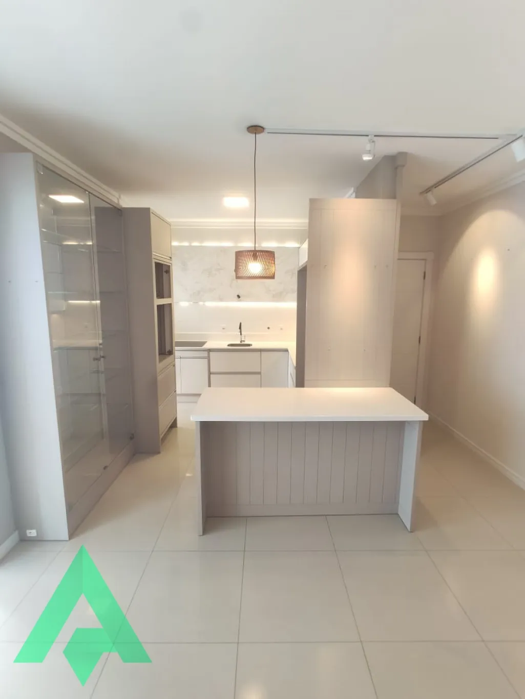 Lindo Apartamento semimobiliado à venda a 500 m da praia, no Centro de Balneário Camboriú! — foto 2