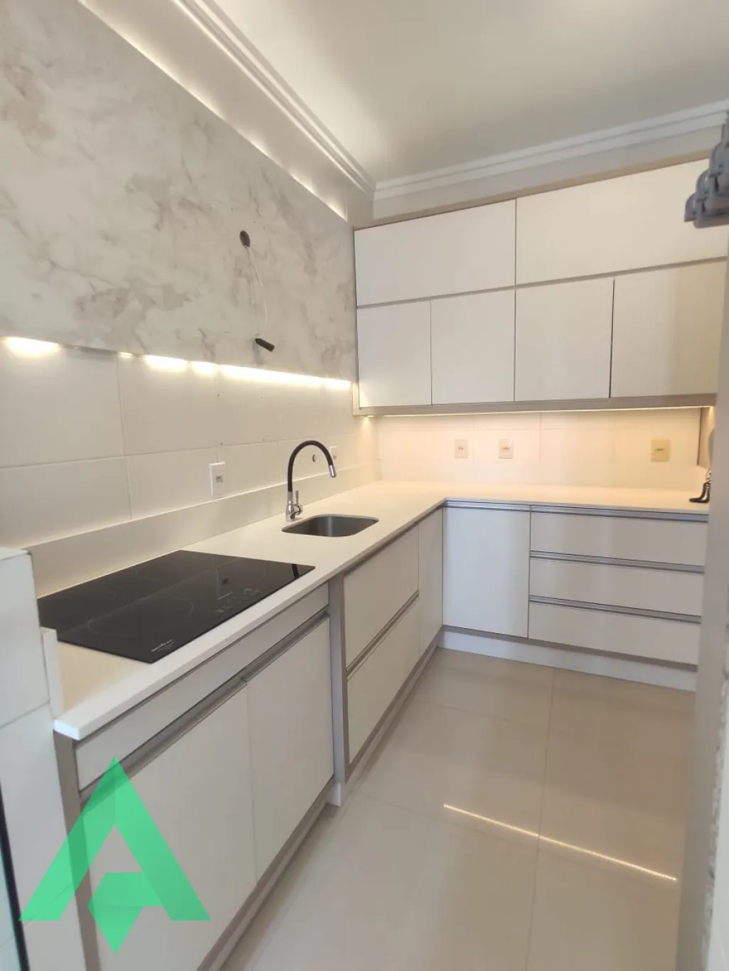 Lindo Apartamento semimobiliado à venda a 500 m da praia, no Centro de Balneário Camboriú! — foto 3