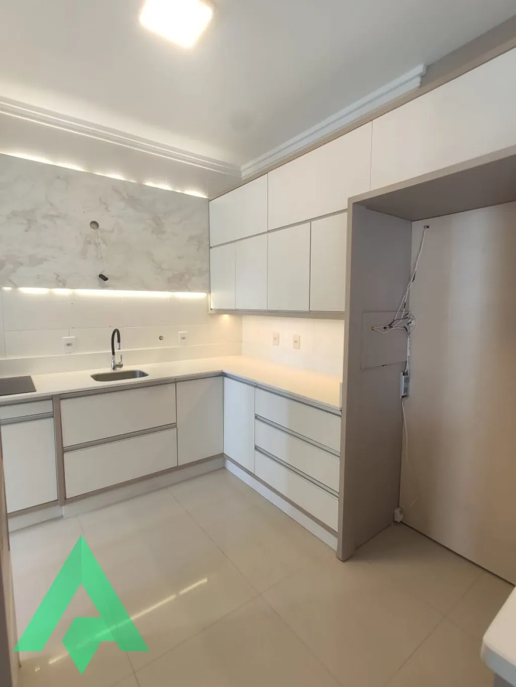 Lindo Apartamento semimobiliado à venda a 500 m da praia, no Centro de Balneário Camboriú! — foto 4