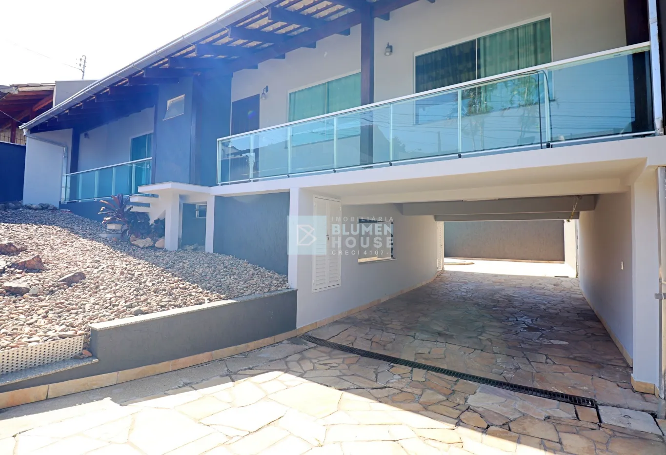 Ampla casa com piscina no bairro Fortaleza! - foto 1