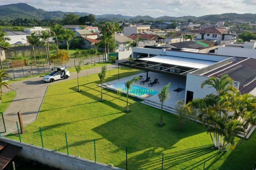 Linda casa na Beira Rio, em Balneário Piçarras - Amplo terreno e desing moderno - foto 1