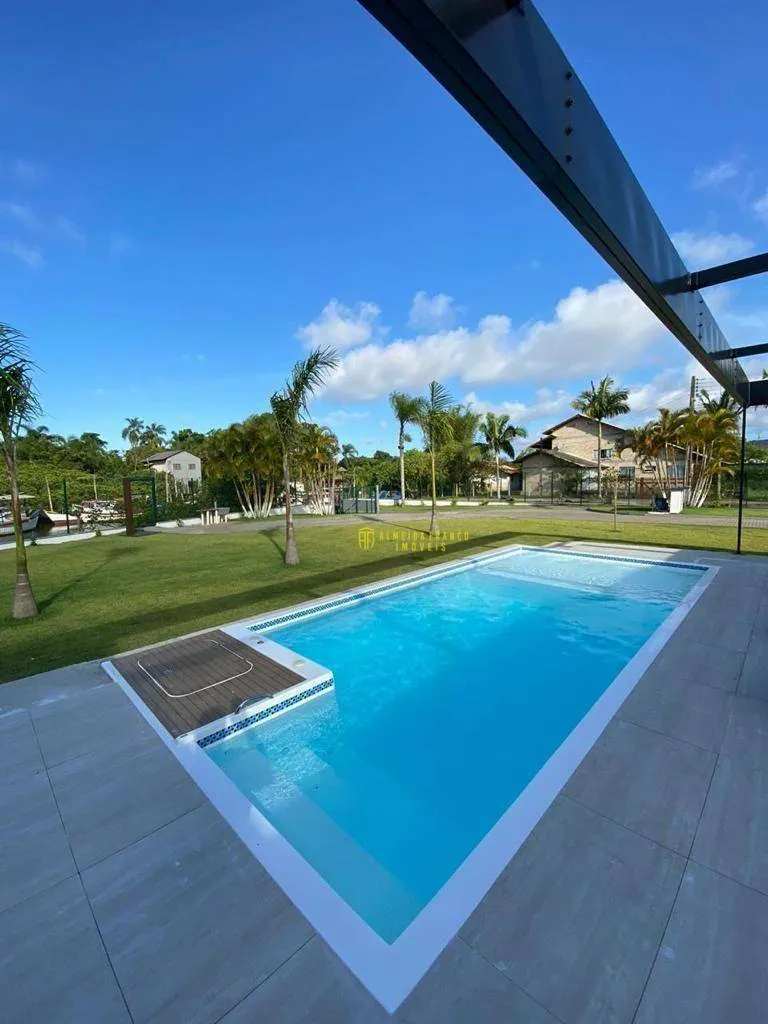 Linda casa na Beira Rio, em Balneário Piçarras - Amplo terreno e desing moderno — foto 2