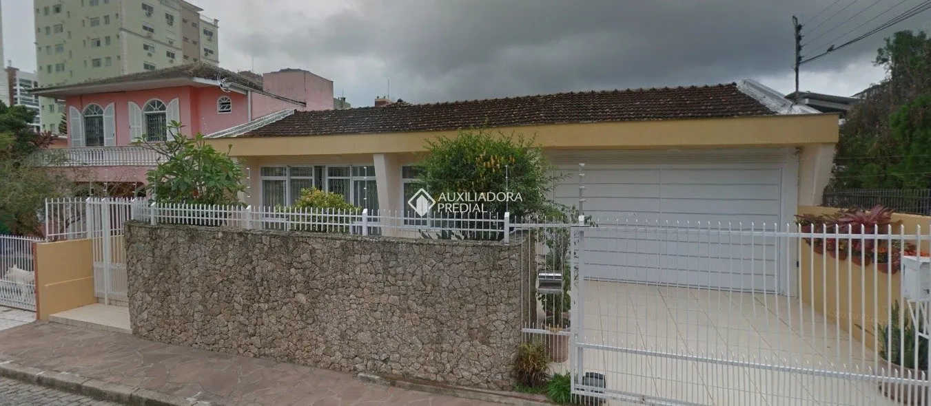 Casa à venda com 4 quartos e 2 suítes, 2 vagas, 405m² no Agronômica, Florianópolis - foto 1