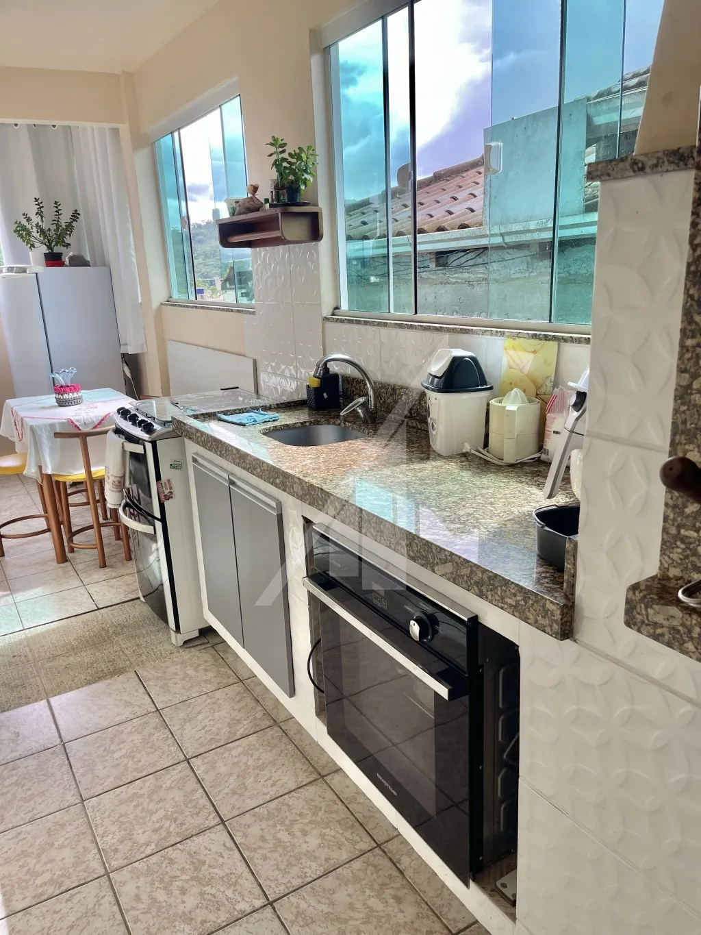 Ótima residência edificada com cerca de 140m em um terreno de aproximadamente 210m, localizada no bairro Itoupavazinha. — foto 3