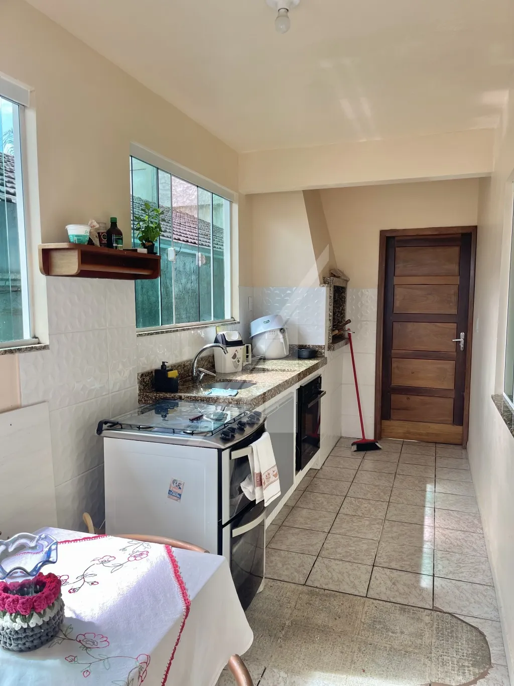 Ótima residência edificada com cerca de 140m em um terreno de aproximadamente 210m, localizada no bairro Itoupavazinha. — foto 4