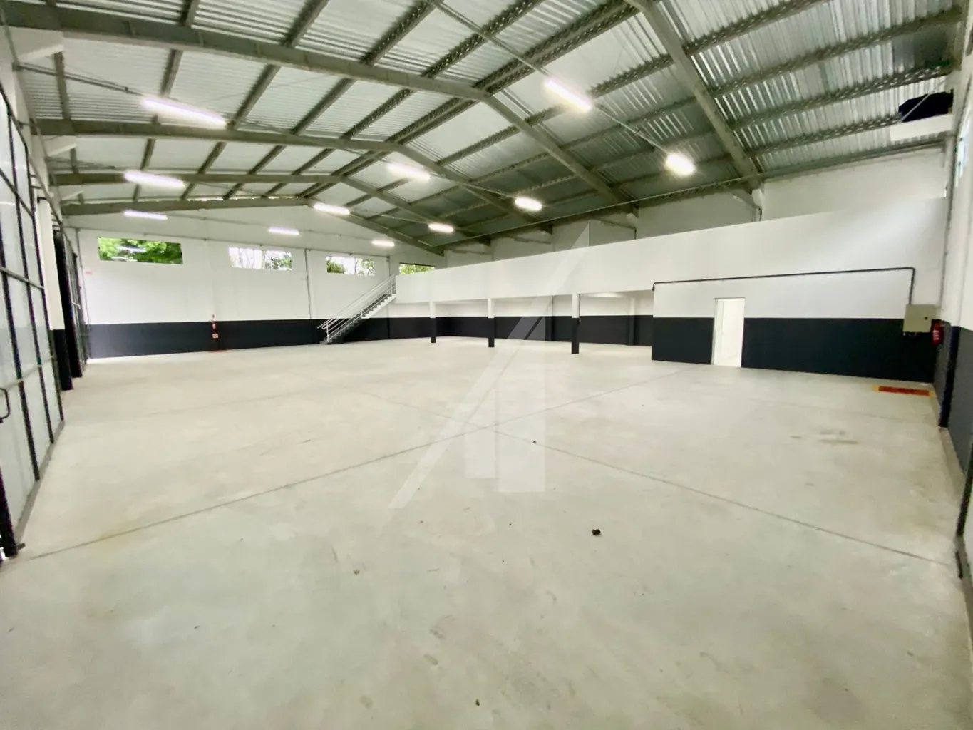 Ótimo e espaçoso galpão novo para a instalação da sua empresa, com banheiros, mezanino e vagas. — foto 6
