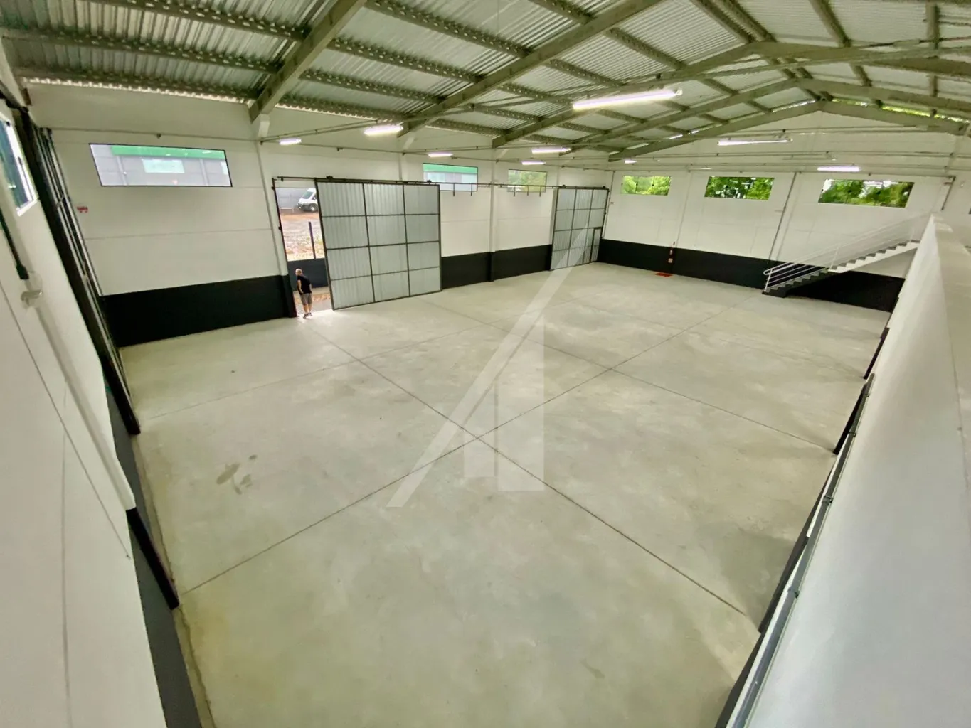 Ótimo e espaçoso galpão novo para a instalação da sua empresa, com banheiros, mezanino e vagas. — foto 7