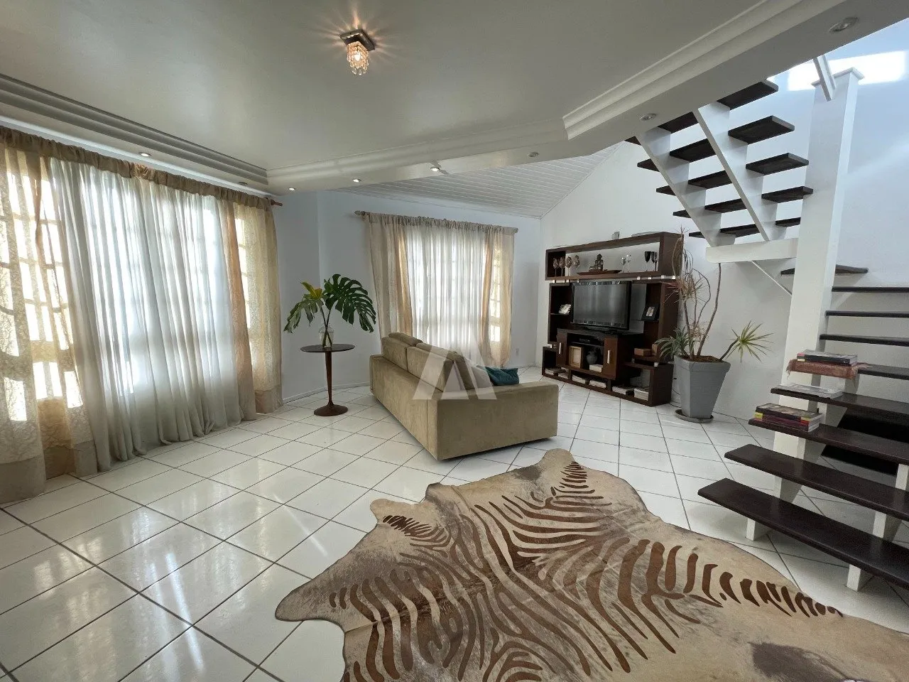 Casa em Condomínio com 1 suíte(s) mais 2 quarto(s) à venda no bairro Santo Antônio em Joinville, por R$ 1.200.000.00. — foto 2