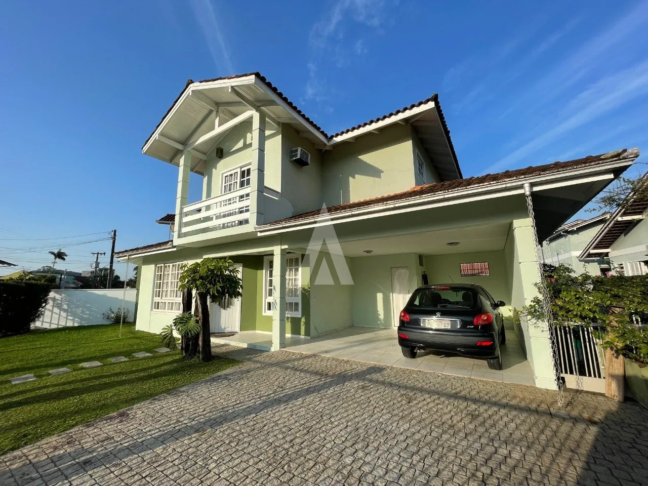 Casa em Condomínio com 1 suíte(s) mais 2 quarto(s) à venda no bairro Santo Antônio em Joinville, por R$ 1.200.000.00. - foto 1