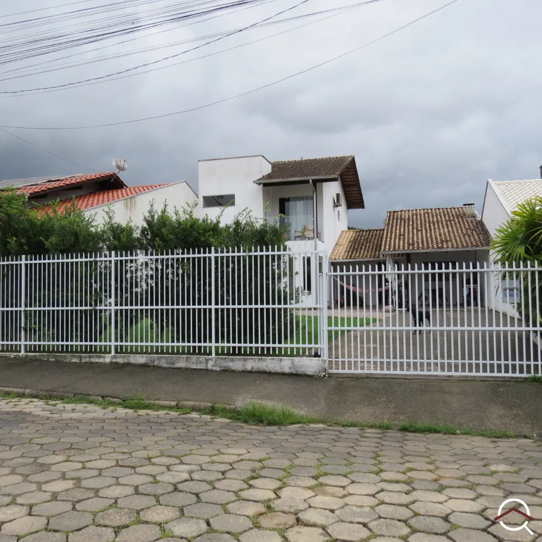 Casa com 2 suítes, cozinha e copa conjugada com moveis planejados, lindo jardim com garagem 2 carros. - foto 1