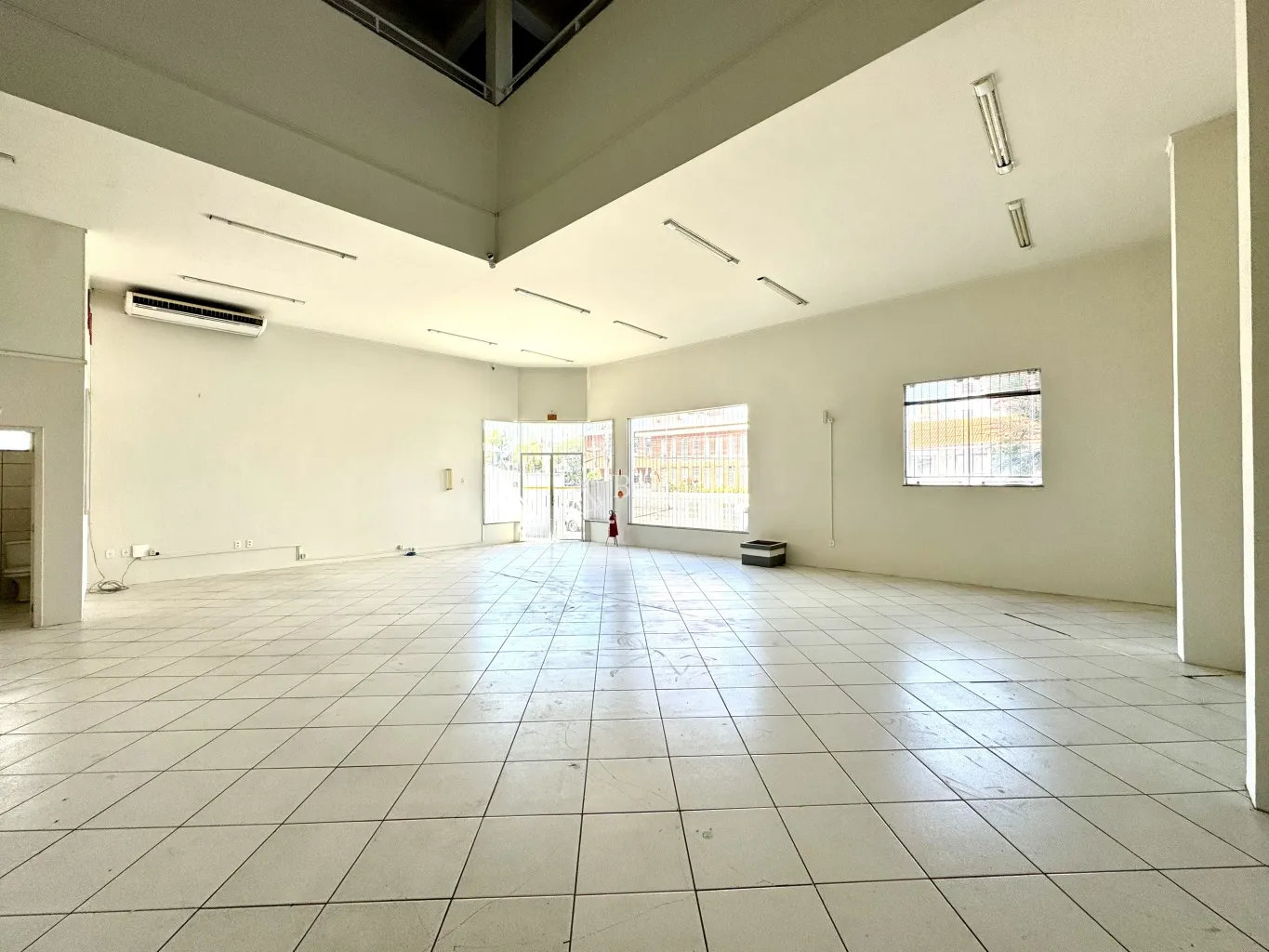 Galpão estilo prédio comercial completo, com loja, na Vila Nova, para locação. — foto 2