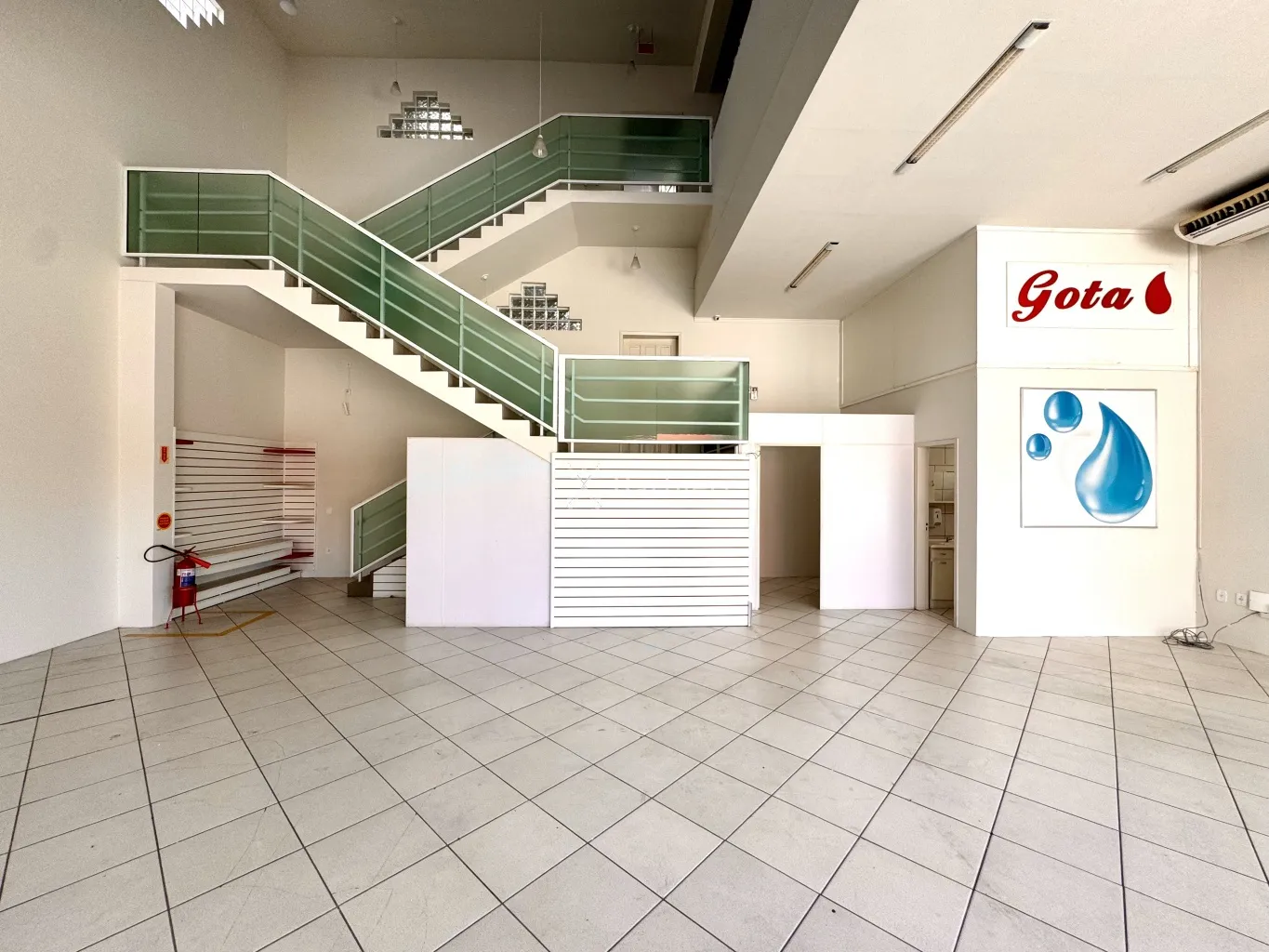 Galpão estilo prédio comercial completo, com loja, na Vila Nova, para locação. — foto 3