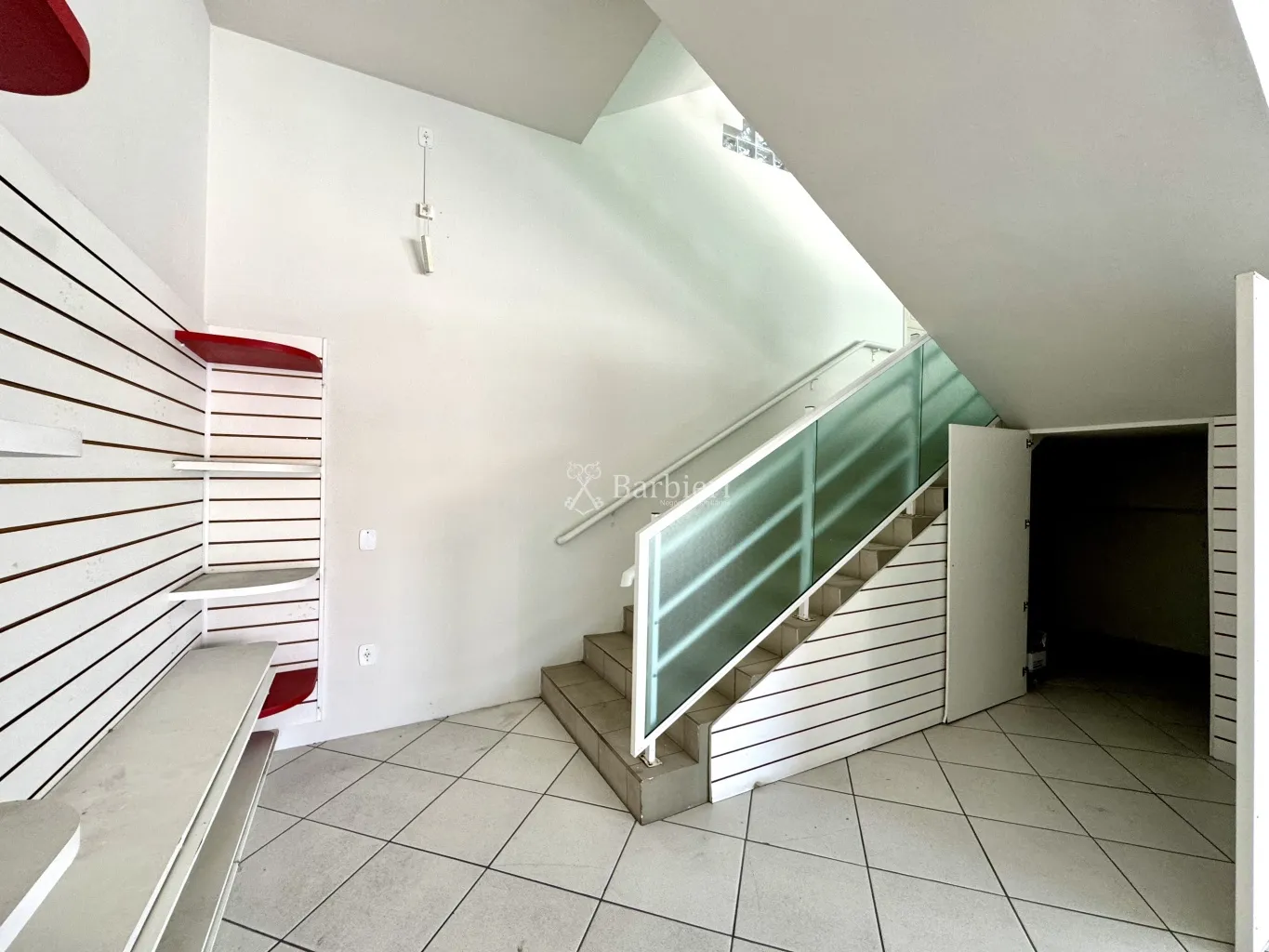 Galpão estilo prédio comercial completo, com loja, na Vila Nova, para locação. — foto 4