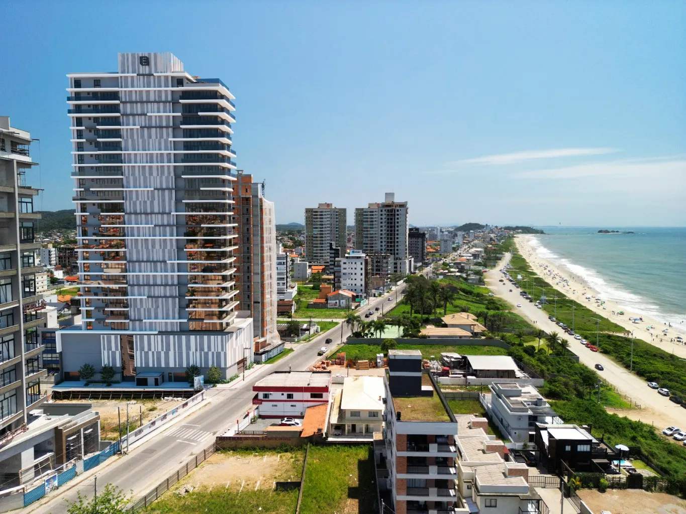 Empreendimento Vitra Beach Resort, com 3 suítes e diversas áreas de lazer, no Centro de Baln. Piçarras! (Cód 17883) - foto 1