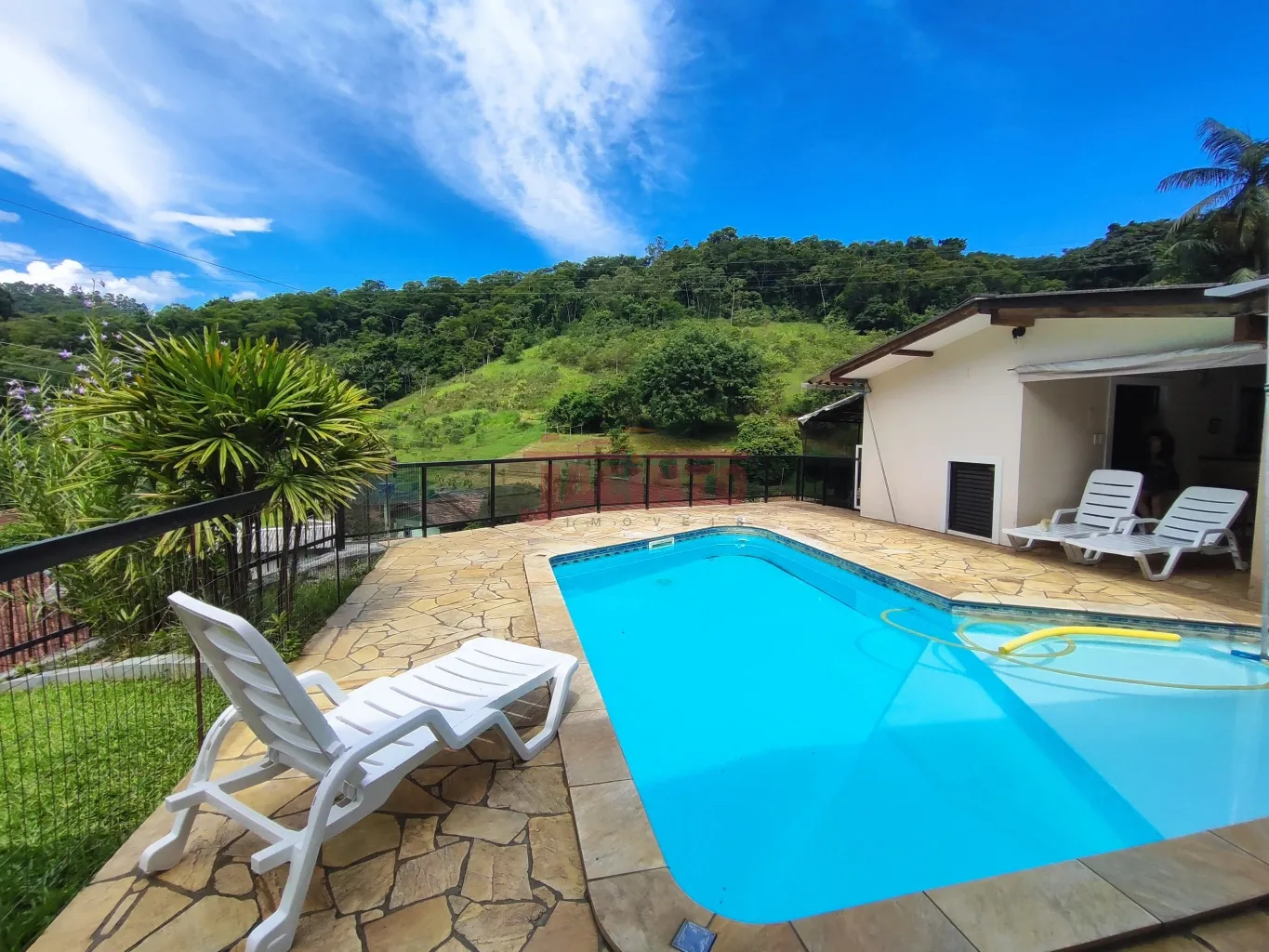 Casa com piscina no bairro Belchior Alto, rua sem saída, com 3 dormitórios, terreno amplo. - foto 1