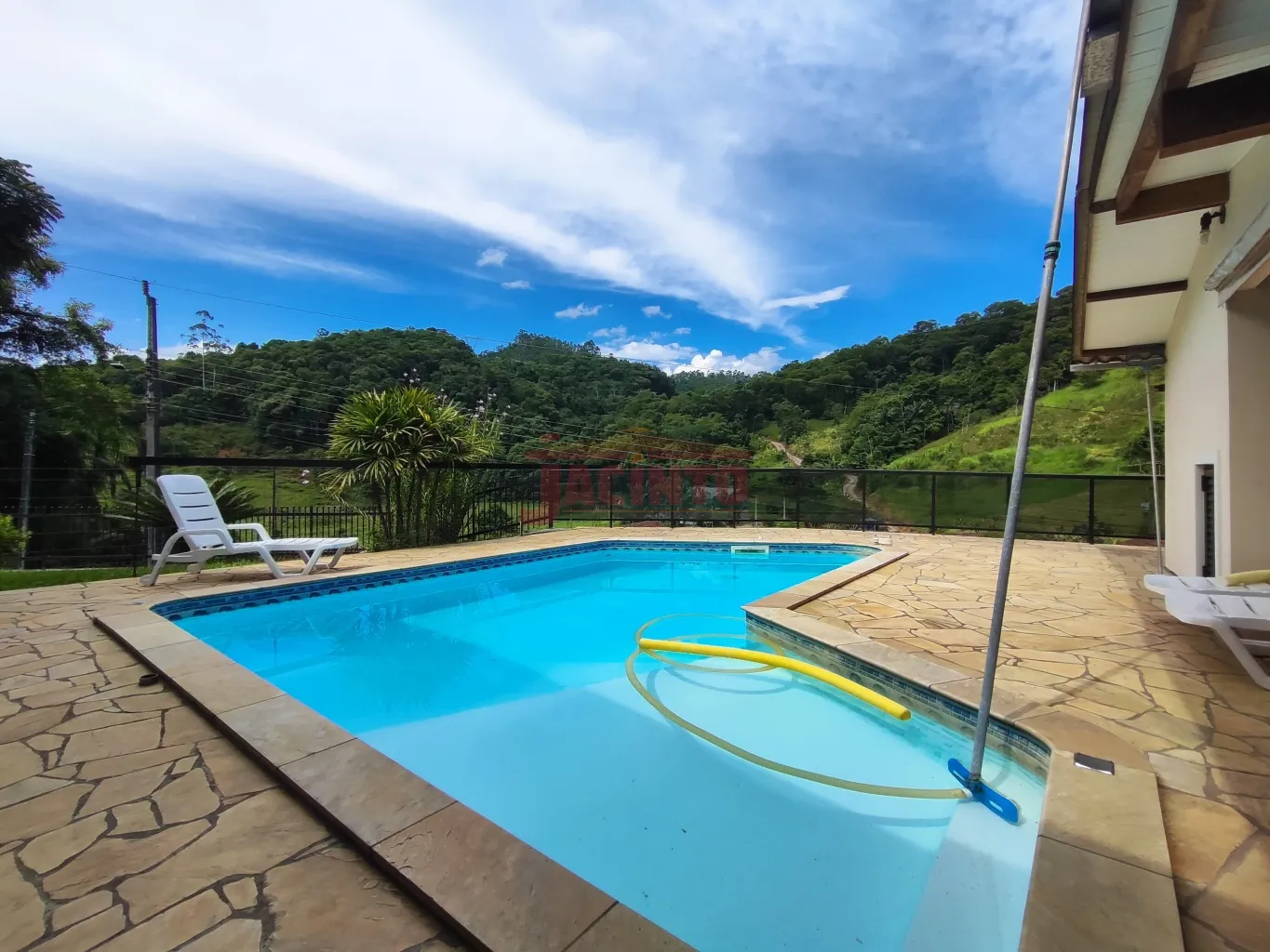 Casa com piscina no bairro Belchior Alto, rua sem saída, com 3 dormitórios, terreno amplo. — foto 4