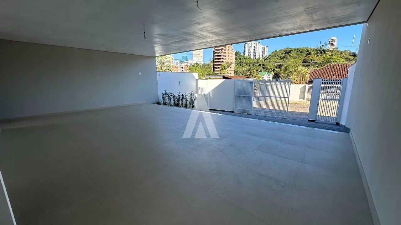 Sobrado com 2 suíte(s) mais 2 quarto(s) à venda no bairro Atiradores em Joinville, por R$ 2.215.000.00. — foto 3