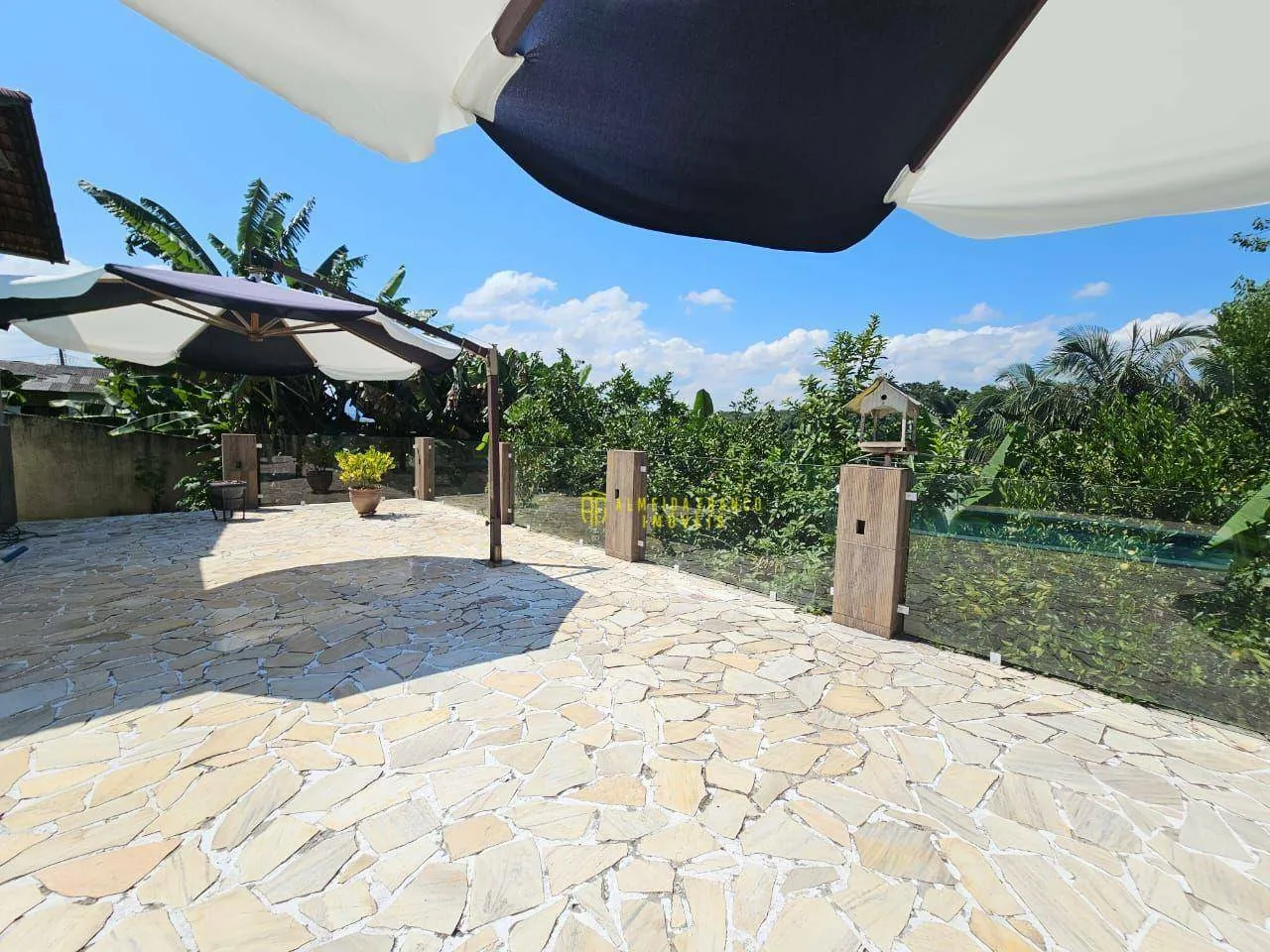 Casa com 1 suíte + 1 dormitório, com piscina e linda área verde! — foto 2