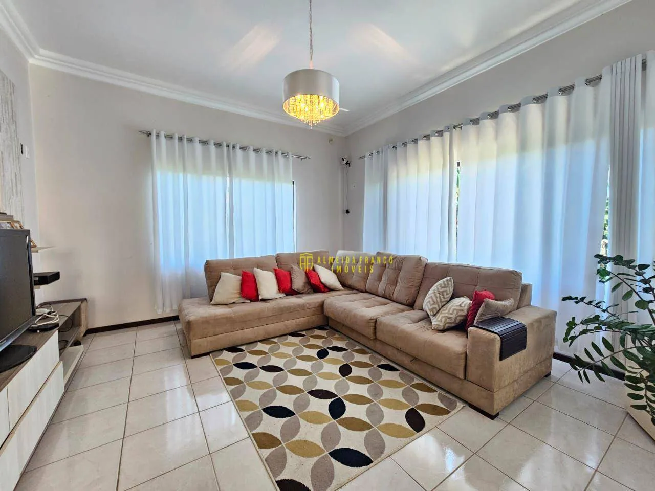 Casa com 1 suíte + 1 dormitório, com piscina e linda área verde! — foto 3