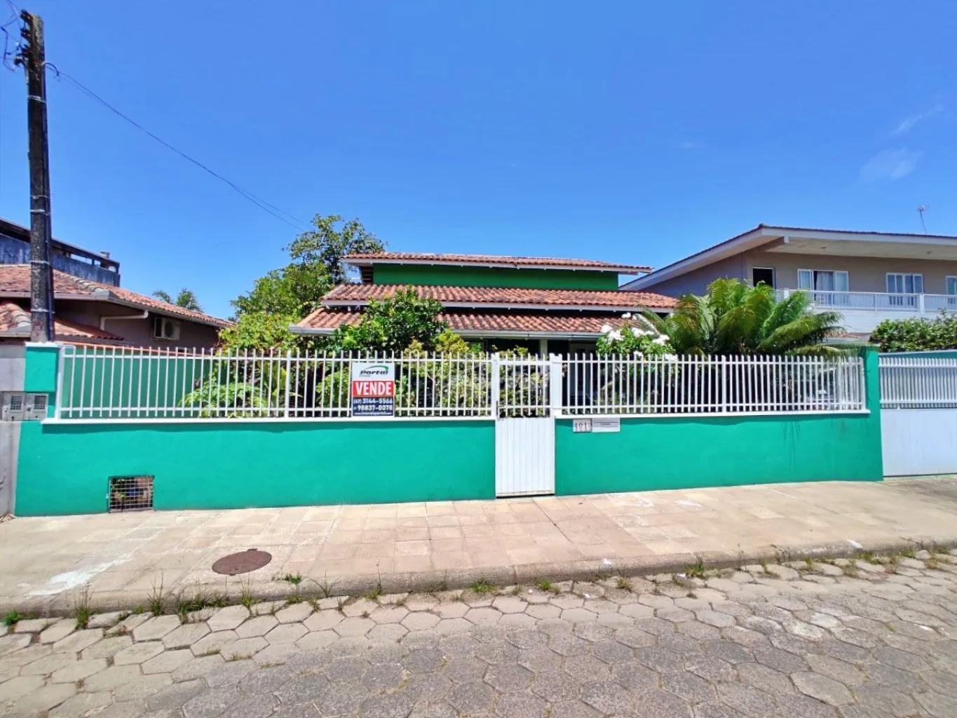 Casa térrea Semi Mobiliada Escriturada e Averbada com 4 dormitórios sendo 2 suítes e área de festas, no bairro Centro, em Balneário Piçarras!.(17964) - foto 1