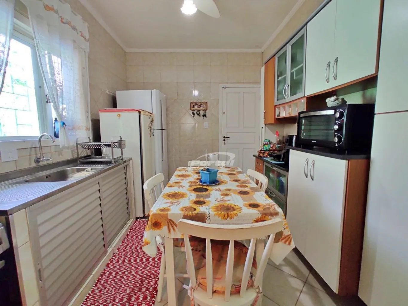 Casa térrea Semi Mobiliada Escriturada e Averbada com 4 dormitórios sendo 2 suítes e área de festas, no bairro Centro, em Balneário Piçarras!.(17964) — foto 3