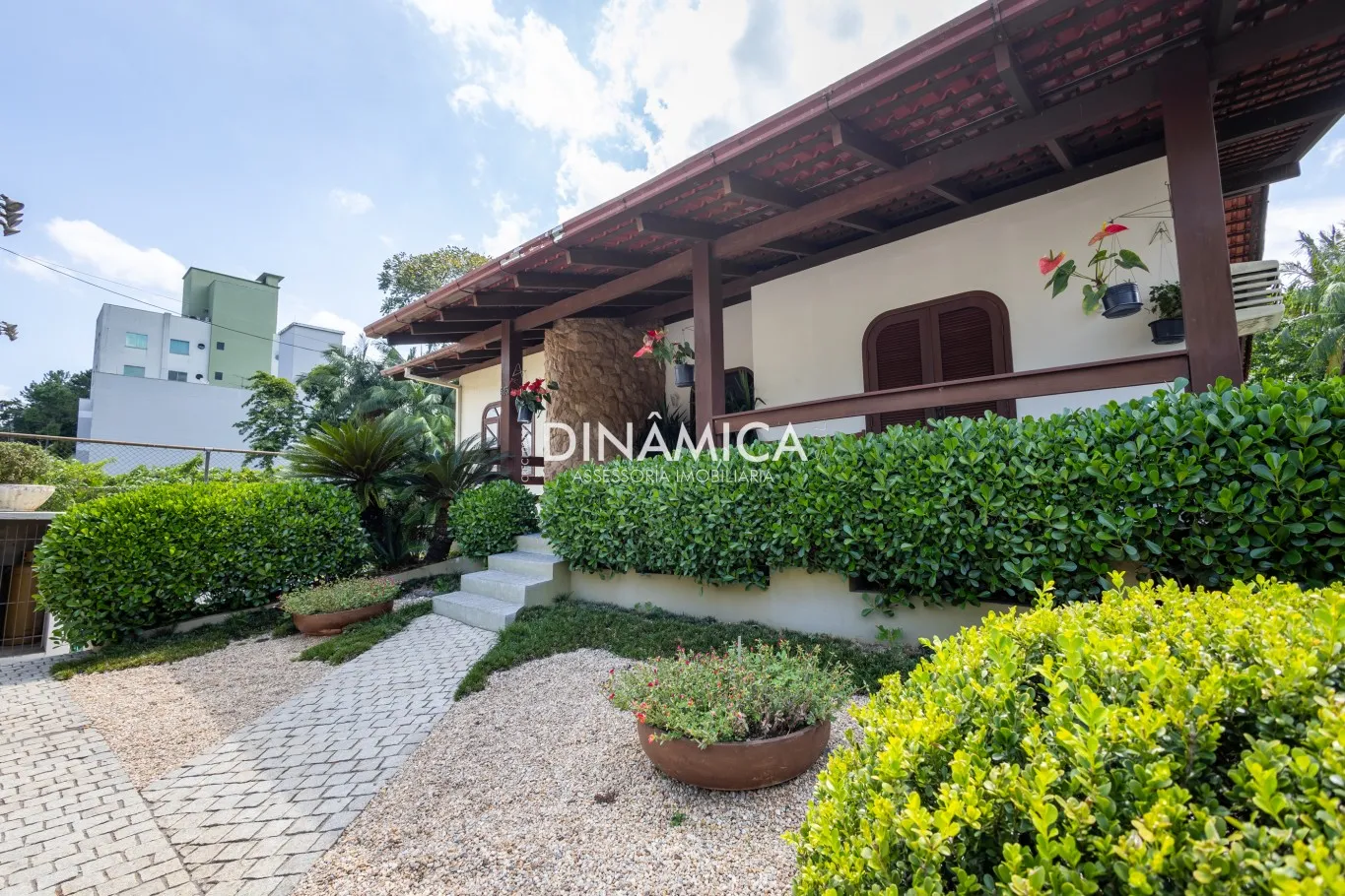 Casa comercial e residencial no bairro Ponta Aguda em blumenau, semimobiliada, 02 pisos, possibilidade de 02 ambientes 06 vagas de garagem na Dinâmica Sul a imobiliária em Blumenau presente nas suas conquistas - foto 1