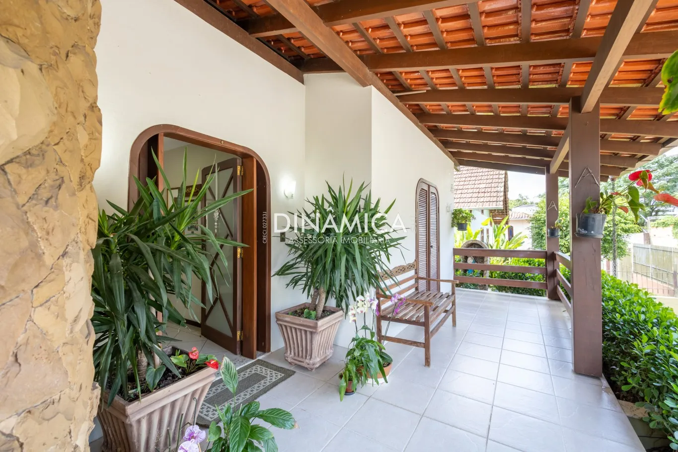 Casa comercial e residencial no bairro Ponta Aguda em blumenau, semimobiliada, 02 pisos, possibilidade de 02 ambientes 06 vagas de garagem na Dinâmica Sul a imobiliária em Blumenau presente nas suas conquistas — foto 2