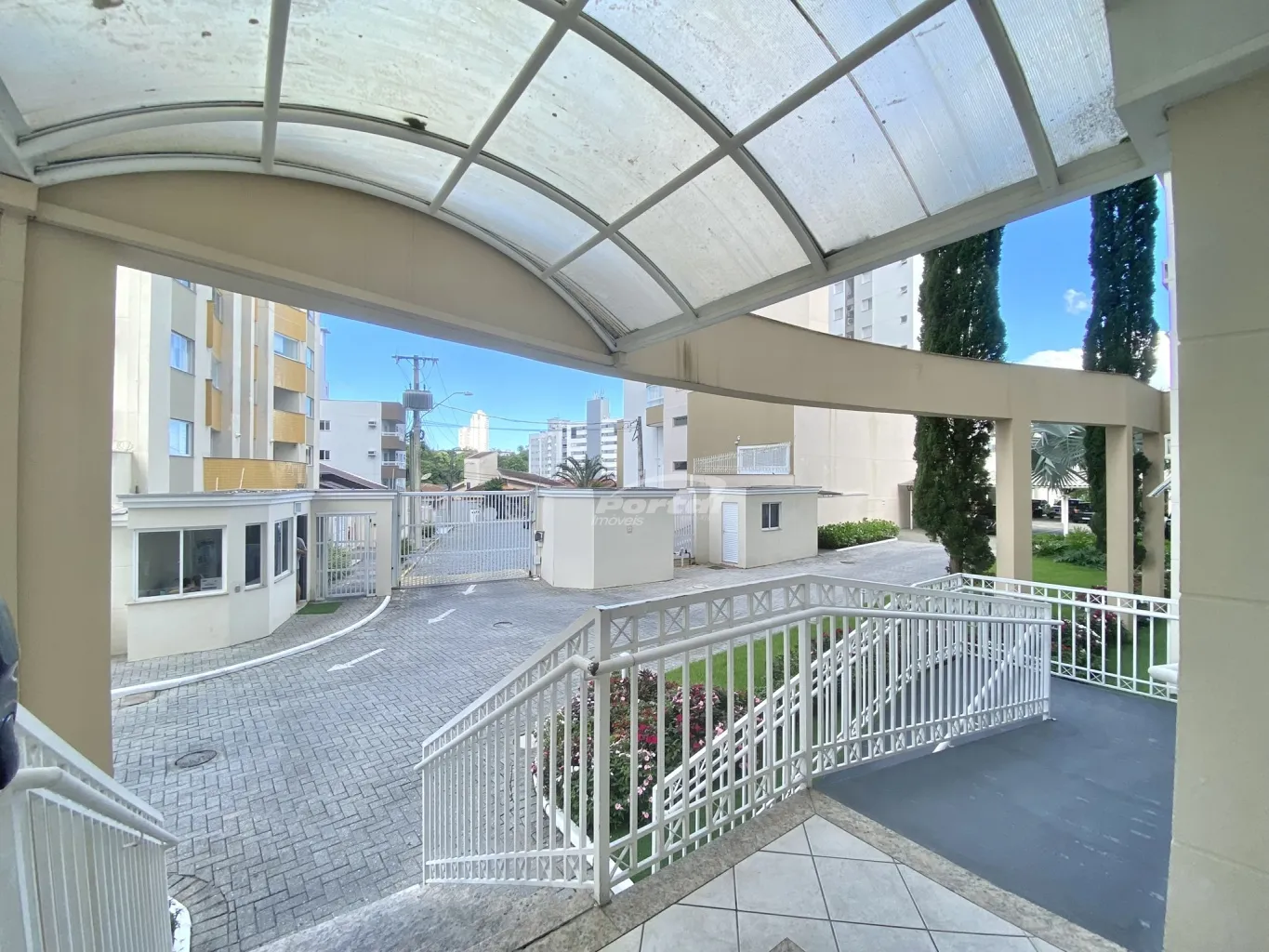 Com aproximadamente 60m privativos, totalmente mobiliado, possui 02 dormitórios, sala de estar, sala de jantar, cozinha, banheiro social, área de serviço e 01 vaga de garagem coberta. — foto 4
