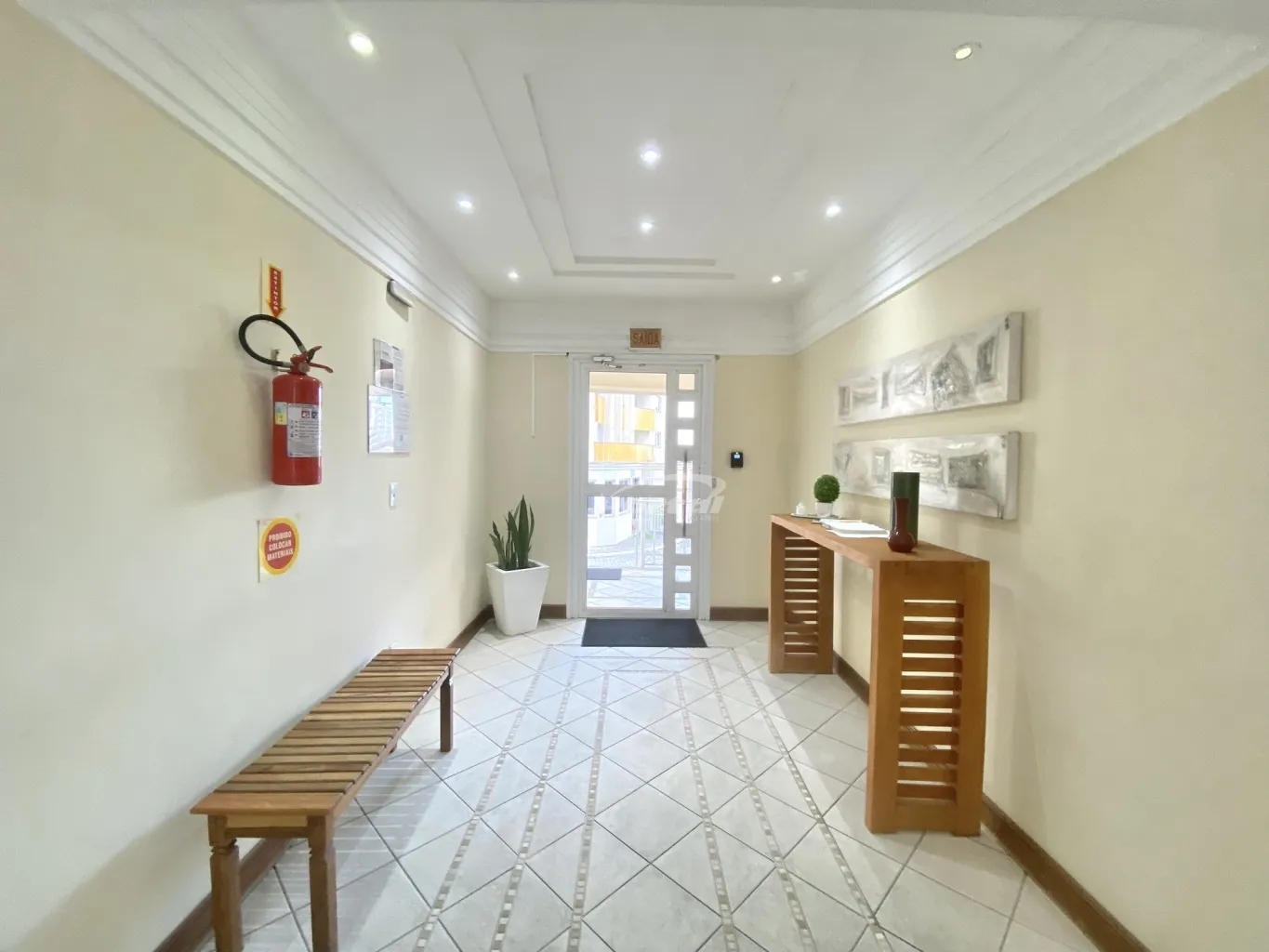 Com aproximadamente 60m privativos, totalmente mobiliado, possui 02 dormitórios, sala de estar, sala de jantar, cozinha, banheiro social, área de serviço e 01 vaga de garagem coberta. — foto 5
