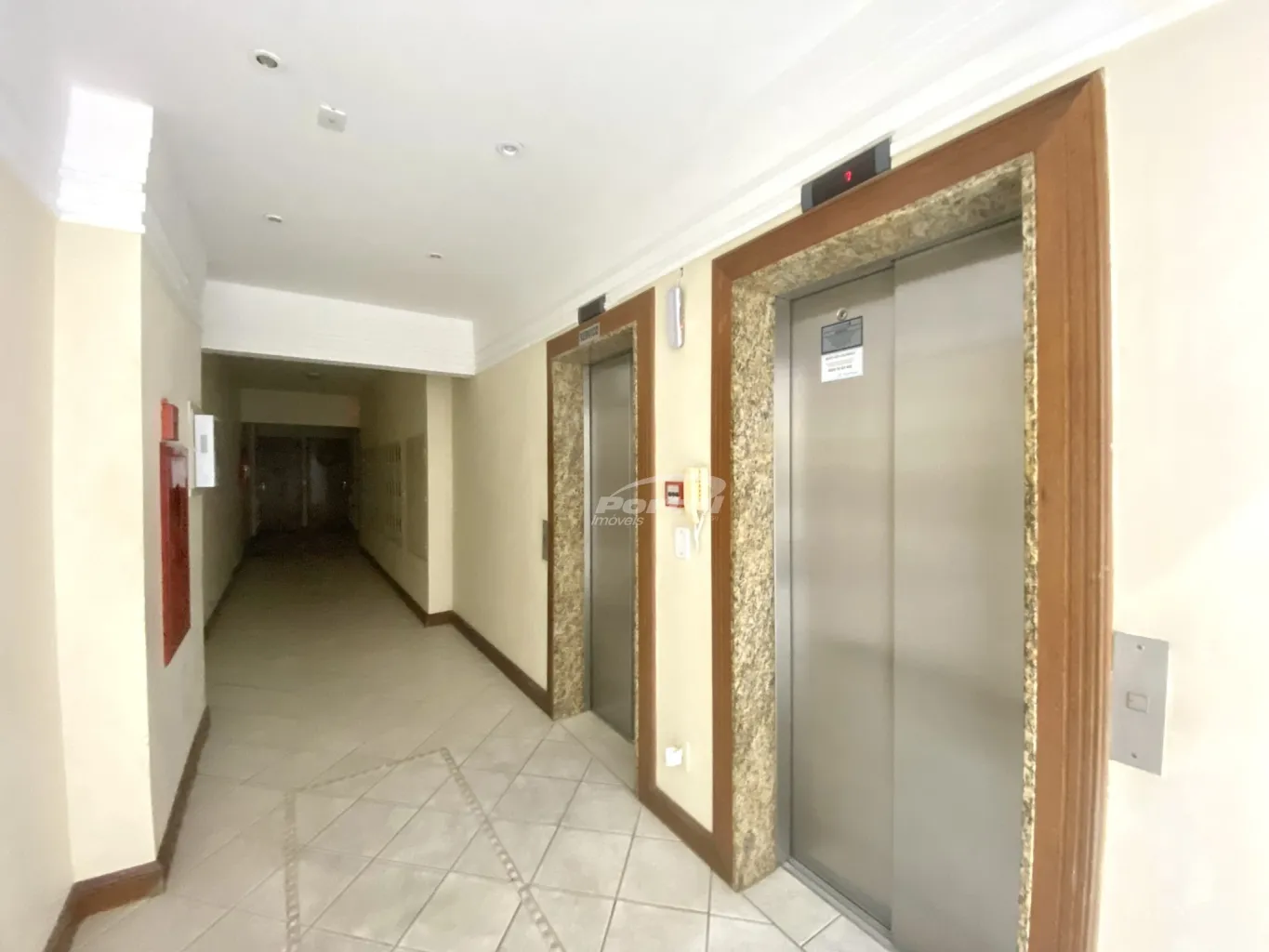 Com aproximadamente 60m privativos, totalmente mobiliado, possui 02 dormitórios, sala de estar, sala de jantar, cozinha, banheiro social, área de serviço e 01 vaga de garagem coberta. — foto 6