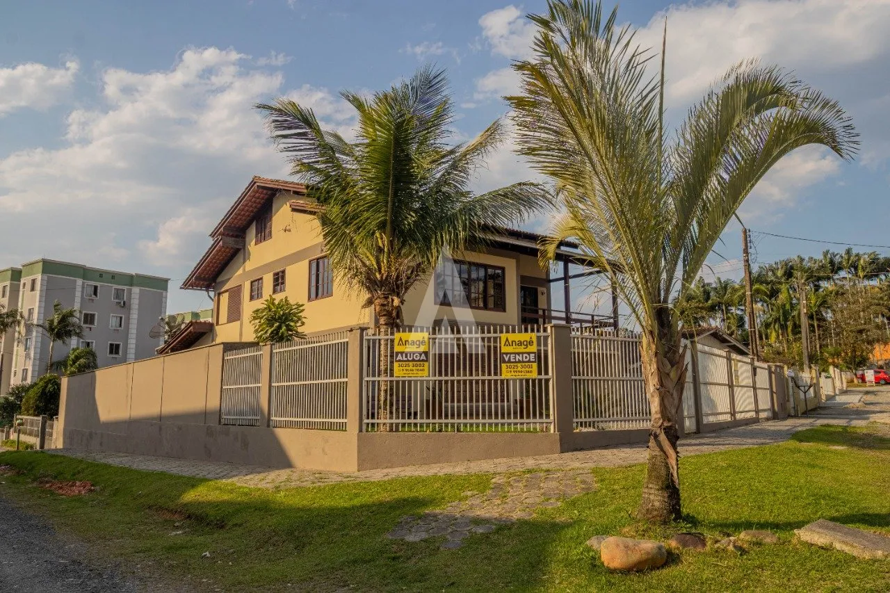 Sobrado com 2 suíte(s) mais 2 quarto(s) à venda no bairro Boehmerwald em Joinville, por R$ 990.000.00. - foto 1