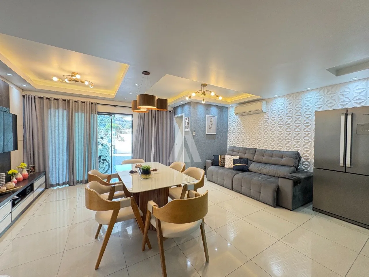 Sobrado Geminado com 1 suíte(s) mais 2 quarto(s) à venda no bairro Saguaçu em Joinville, por R$ 899.990.00. - foto 1