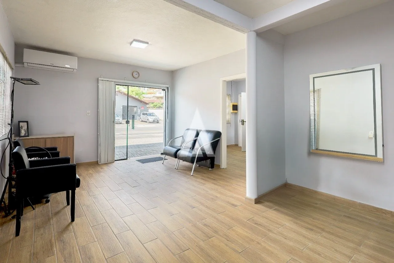 Casa Comercial com 8 quarto(s) à venda no bairro Bom Retiro em Joinville, de R$960.000,00 por R$ 880.000,00. — foto 2