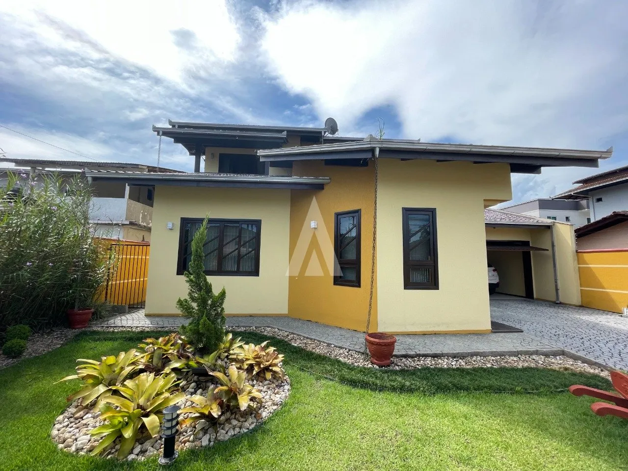 Sobrado com 1 suíte(s) mais 3 quarto(s) à venda no bairro Iririú em Joinville, por R$ 950.000.00. — foto 2